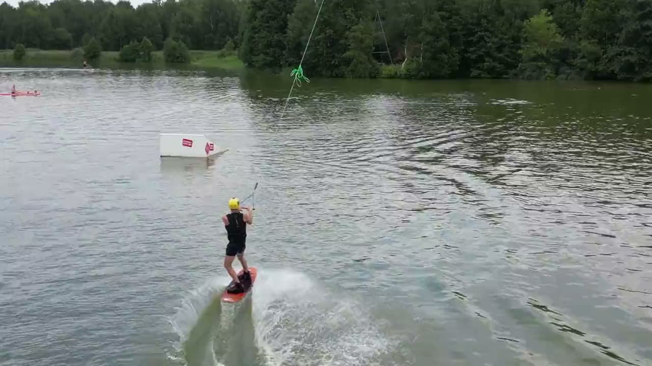 Райдер на вейкборде разгоняется по воде на лебёдке — Wake Park RIDE & VIBE