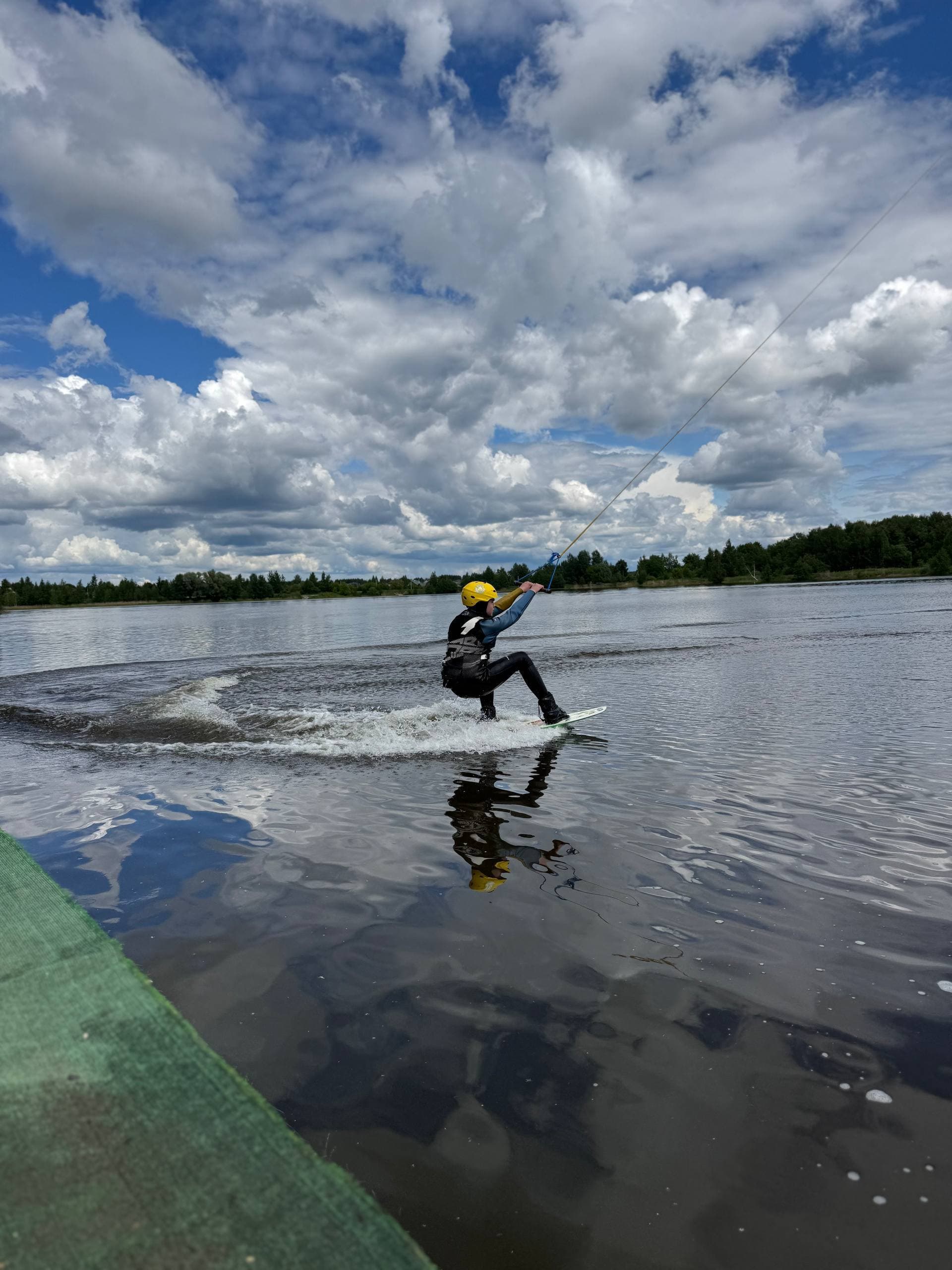 Райдер стартует на лебёдке в защитном шлеме — Wake Park RIDE & VIBE